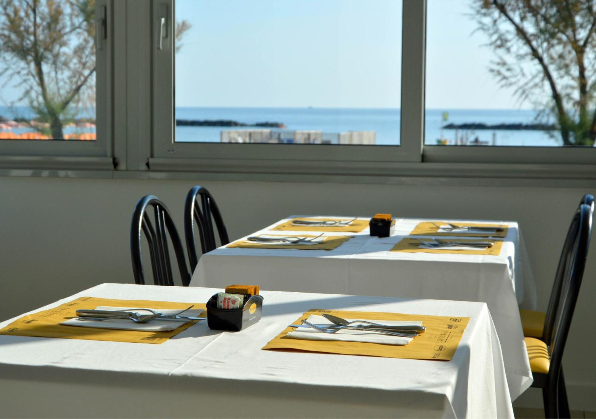 סניגליה Hotel Sayonara מראה חיצוני תמונה