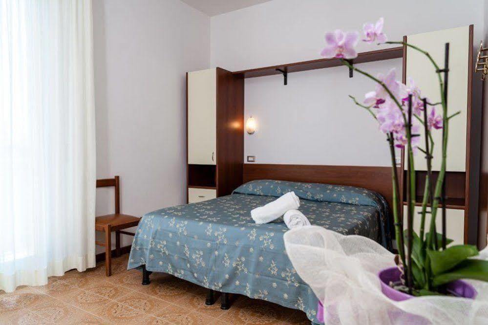 סניגליה Hotel Sayonara מראה חיצוני תמונה